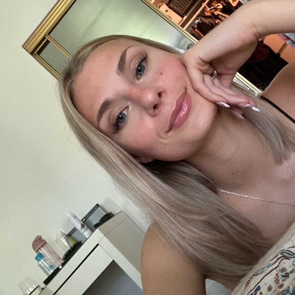 Meet your Posher, Ariane - Picture 1 of 1